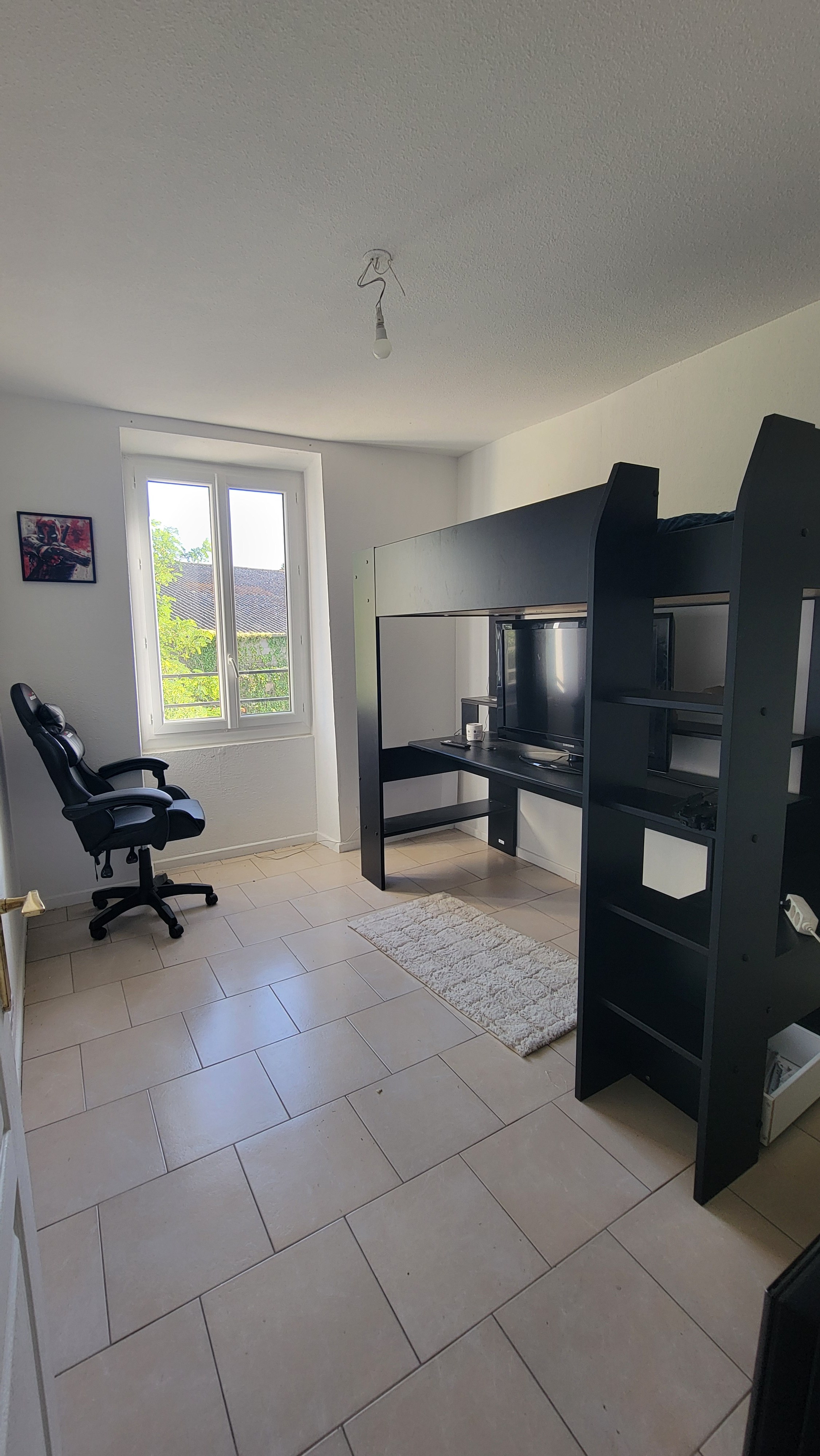 Deuxième chambre lumineuse du logement