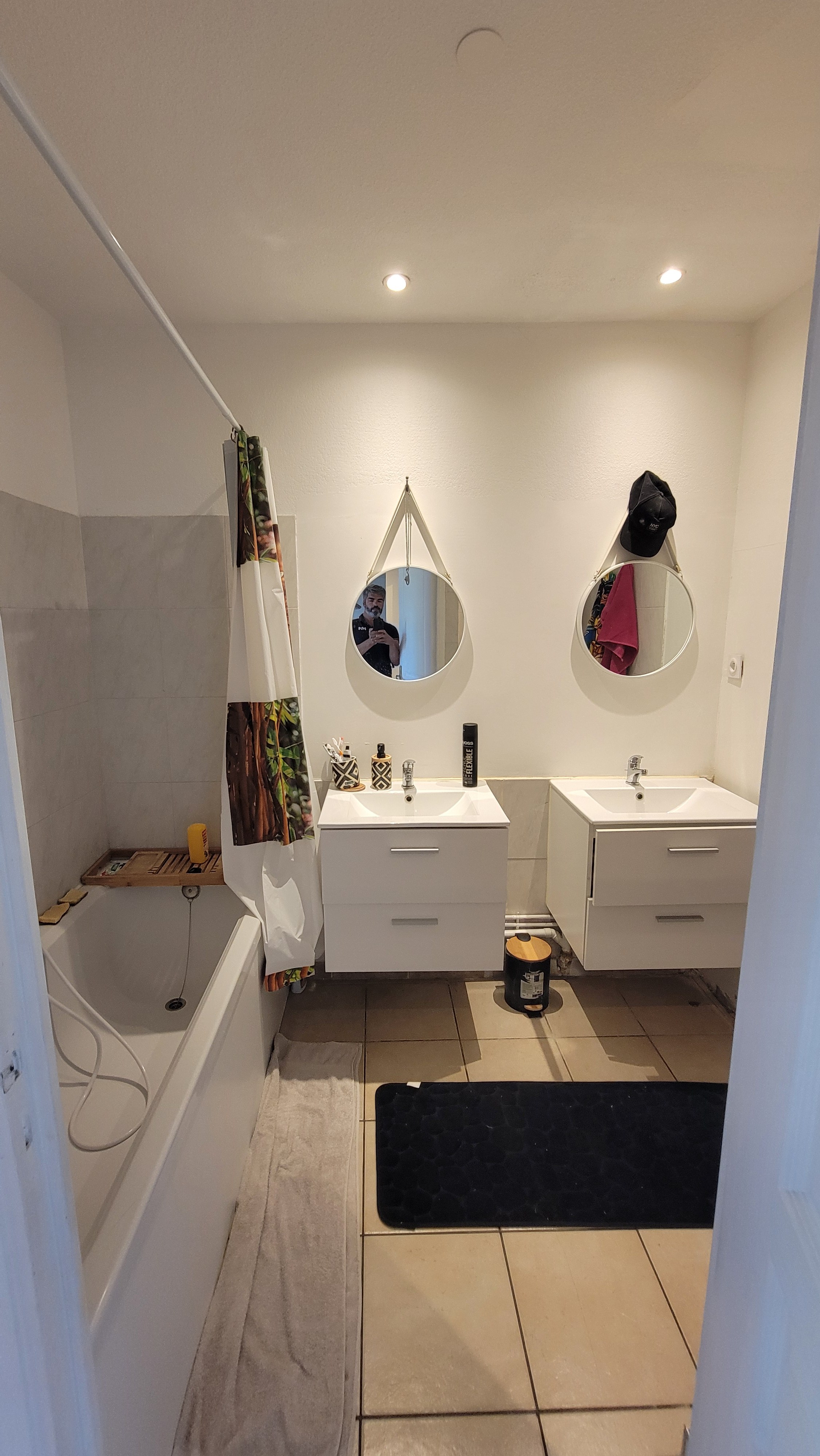 Salle de bain avec baignoire et double vasque