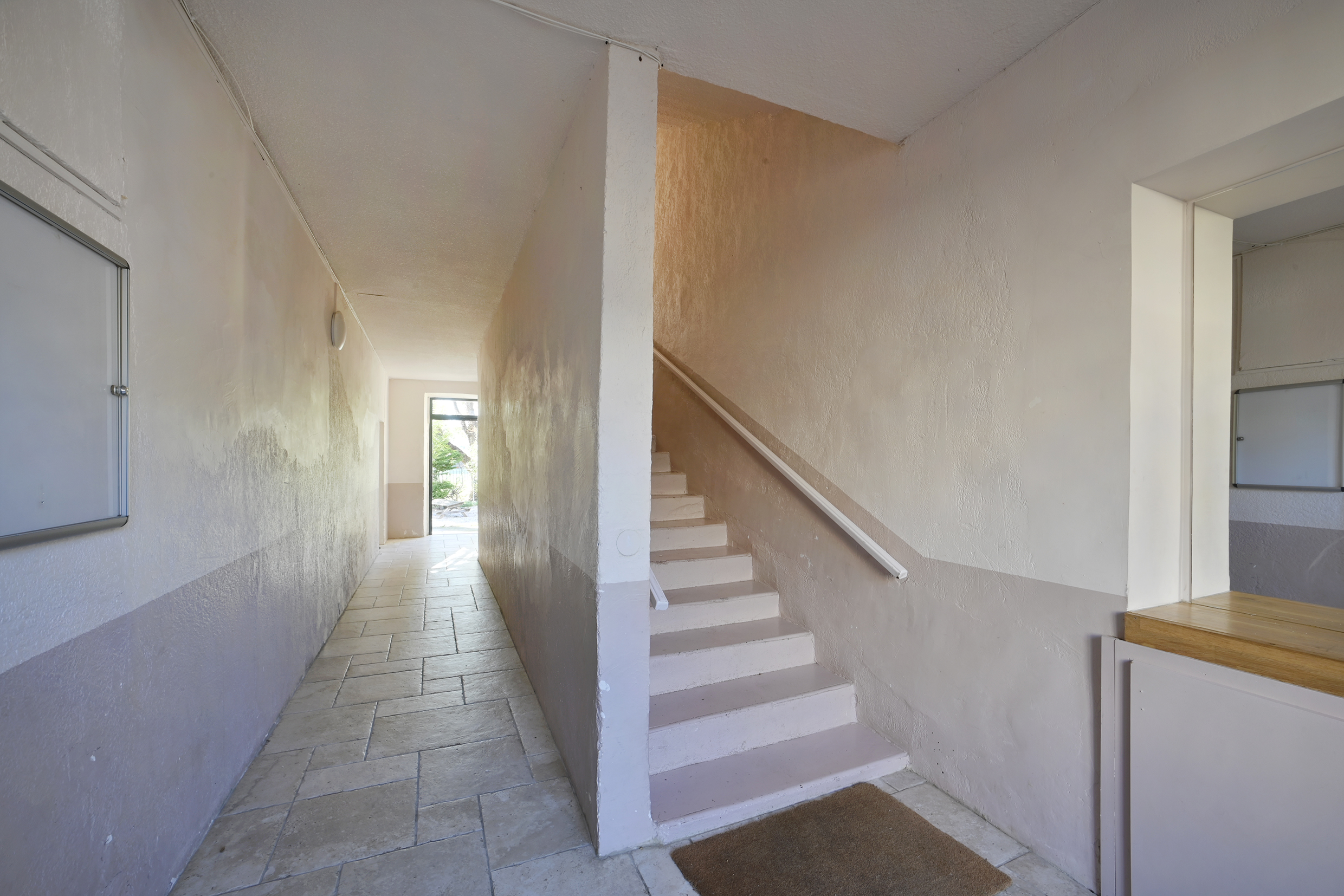 Parties communes carrelées avec escalier